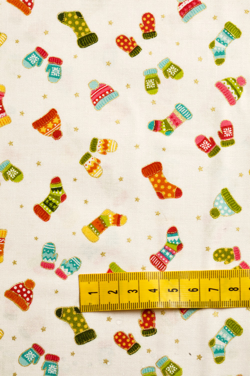 Ткань "Santa Express Christmas 21" носочки и варежки 